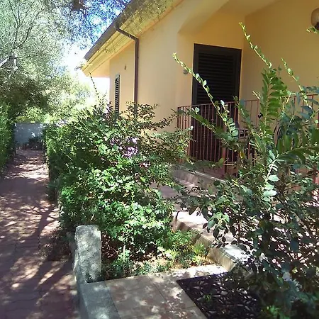 Turismo Rurale La Rocca Agroturismo *